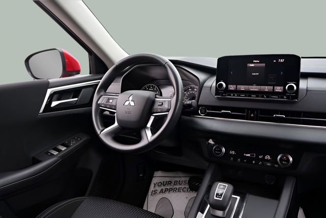 Used 2024 Mitsubishi Outlander ES image 18