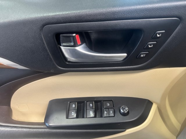 Used 2018 Toyota Highlander Limited AWD/4WD image 25
