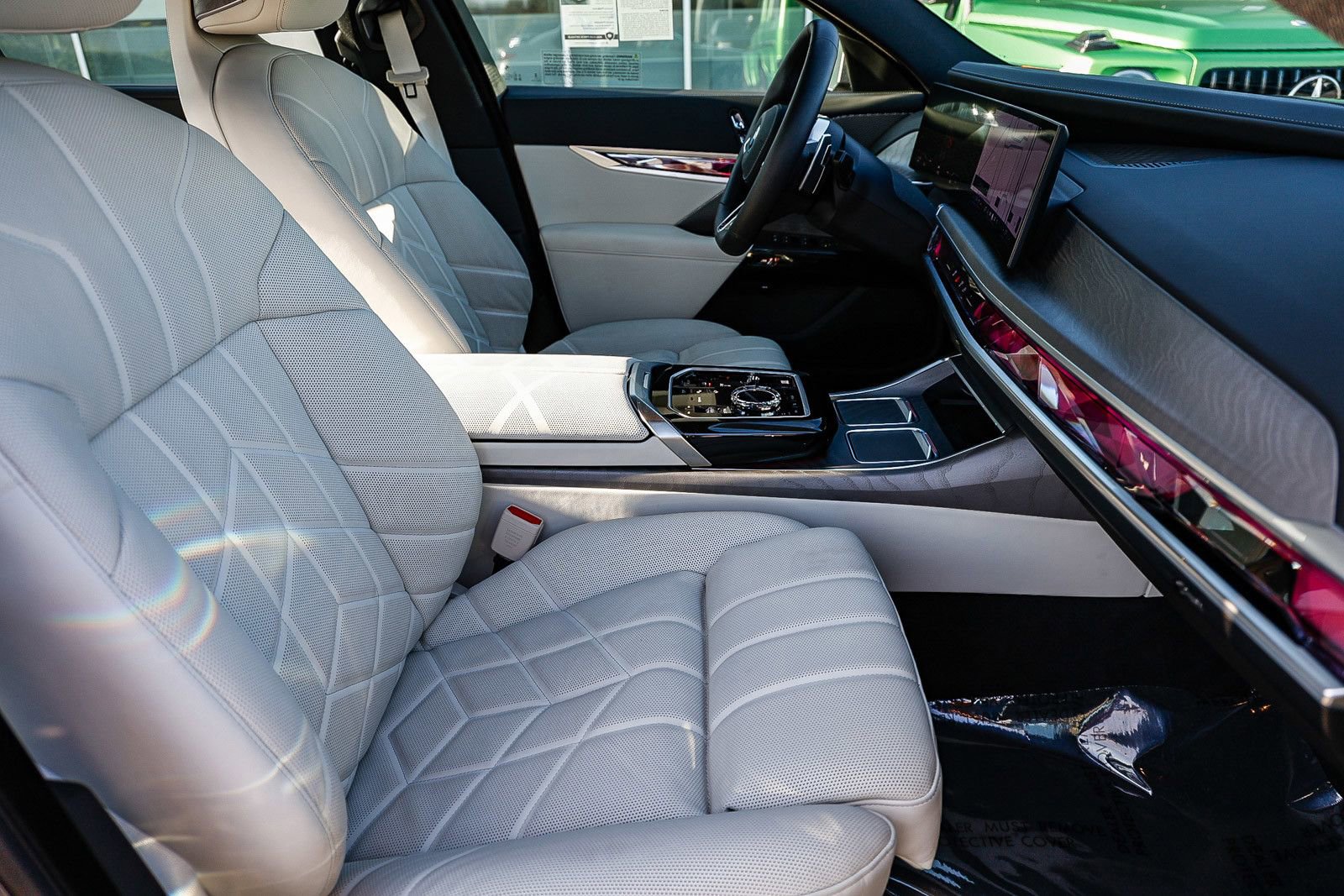 Used 2026 BMW 750e xDrive image 17