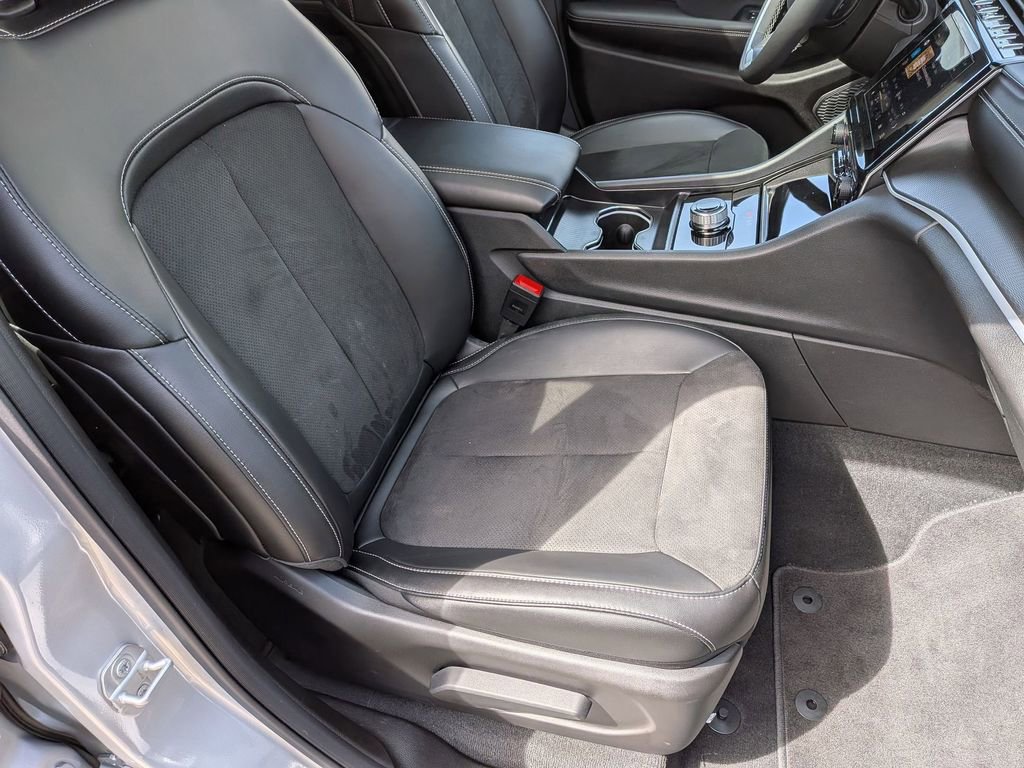 Used 2025 Jeep Grand Cherokee Altitude image 25