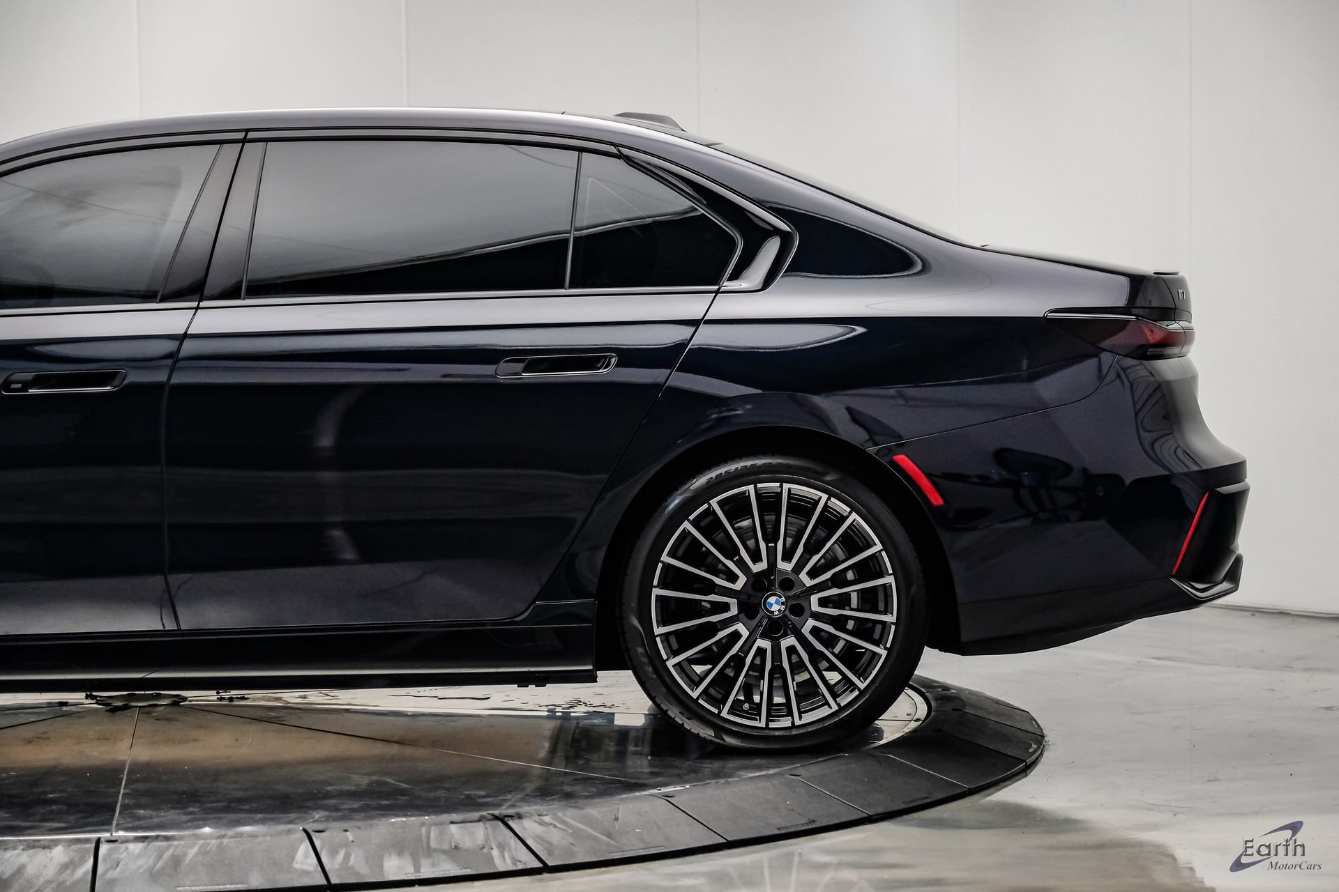 Used 2025 BMW i7 xDrive60 AWD/4WD image 9