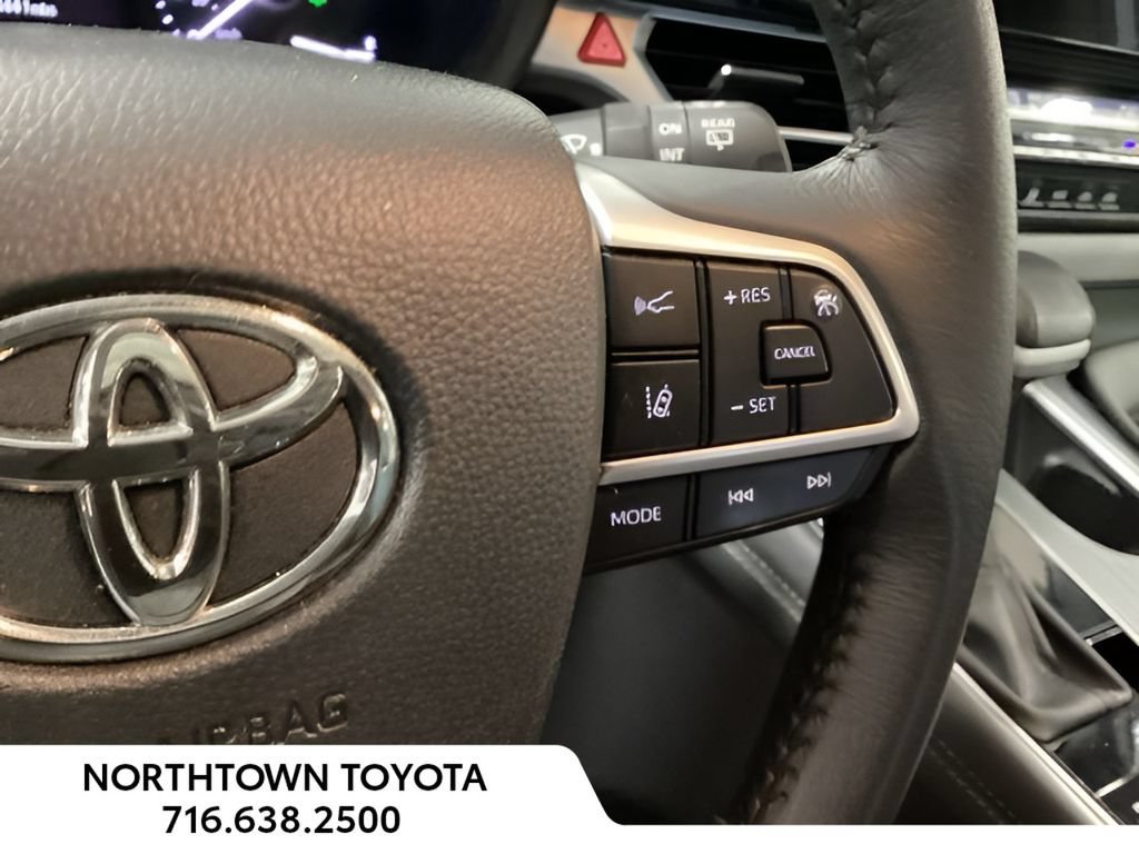 Used 2025 Toyota Sienna XLE FWD image 21