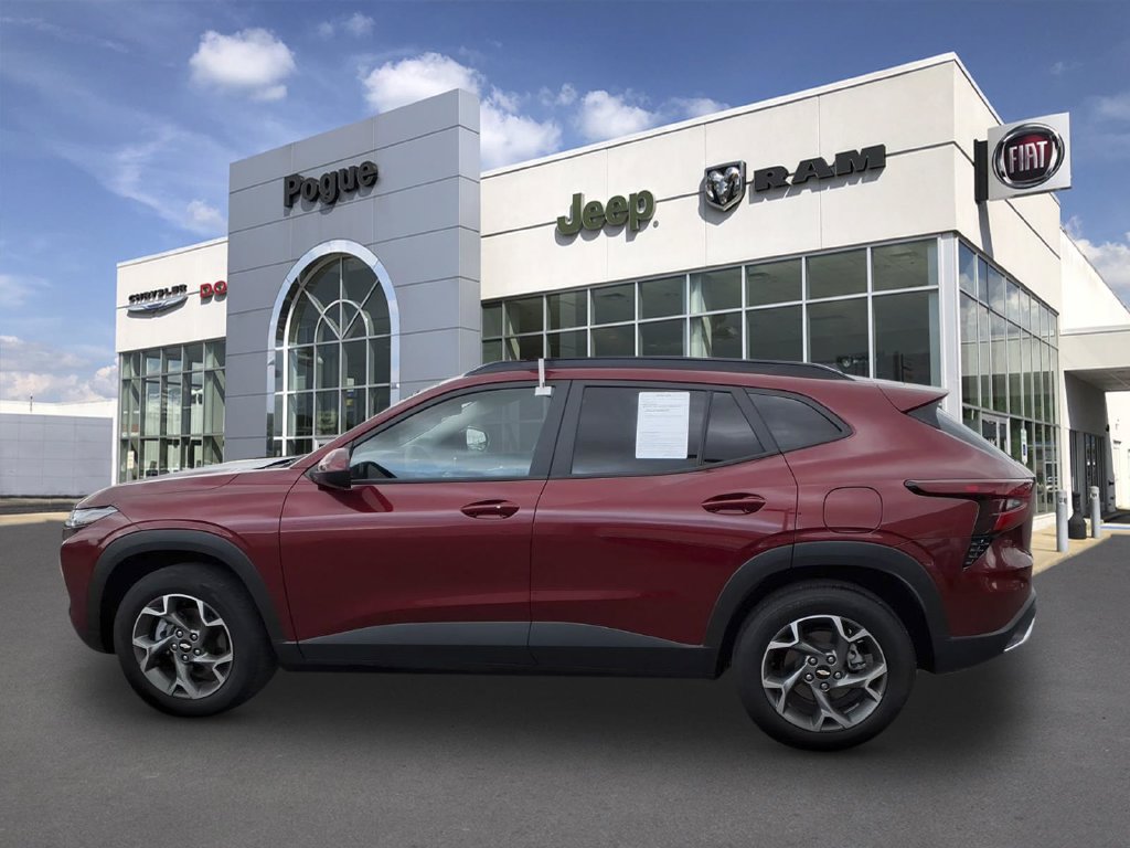 Used 2025 Chevrolet Trax LT w/ LT Convenience Package FWD image 6