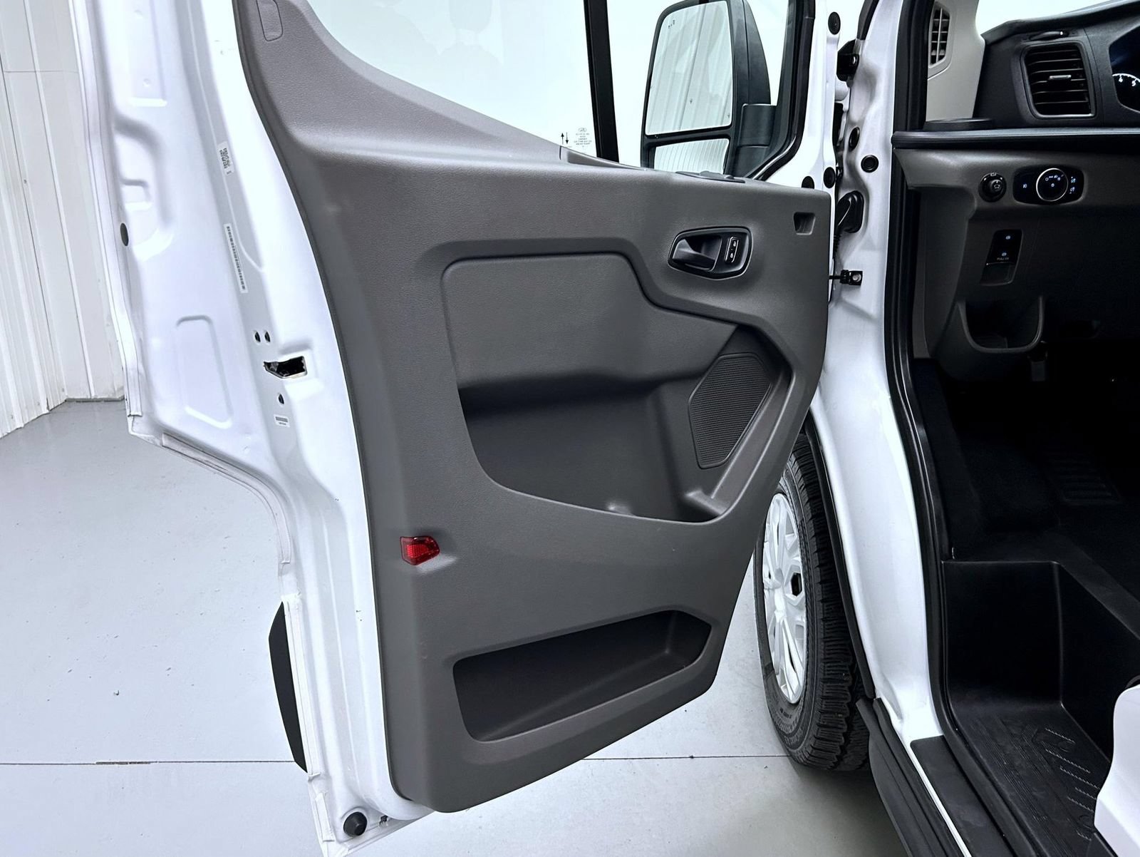 Used 2025 Ford Transit 350 XLT RWD image 9