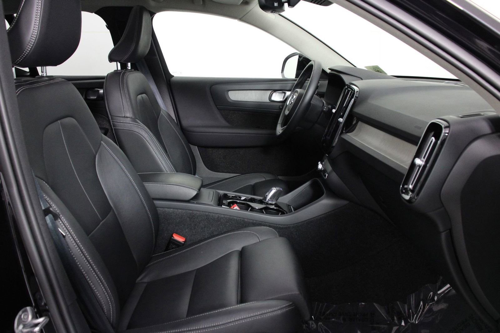 Certified 2025 Volvo XC40 B5 Plus AWD/4WD image 29