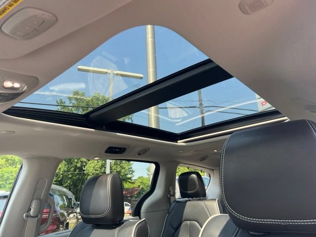 Used 2024 Chrysler Pacifica Limited AWD/4WD image 5