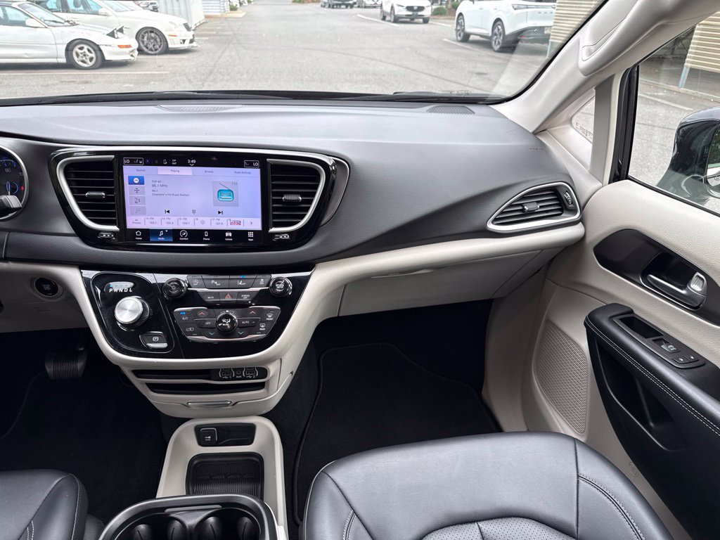 Used 2024 Chrysler Pacifica Touring-L FWD image 33