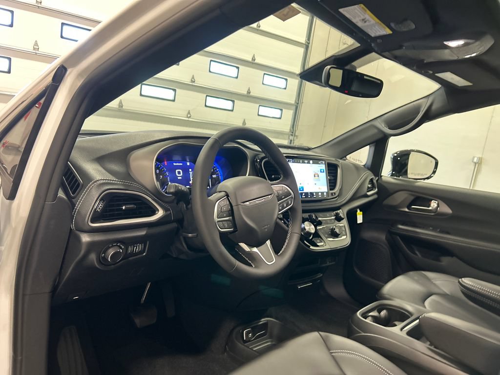 New 2027 Chrysler Pacifica Select FWD image 18