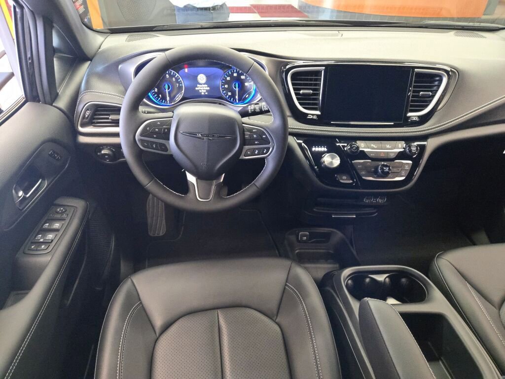 New 2025 Chrysler Pacifica Select FWD image 2