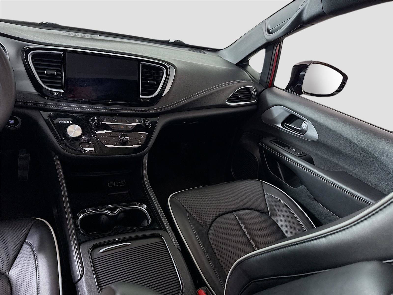 Used 2025 Chrysler Pacifica Limited image 17