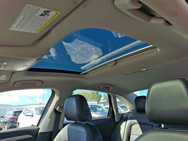 Certified 2023 Volkswagen Jetta SE w/ Panoramic Sunroof Package FWD image 18