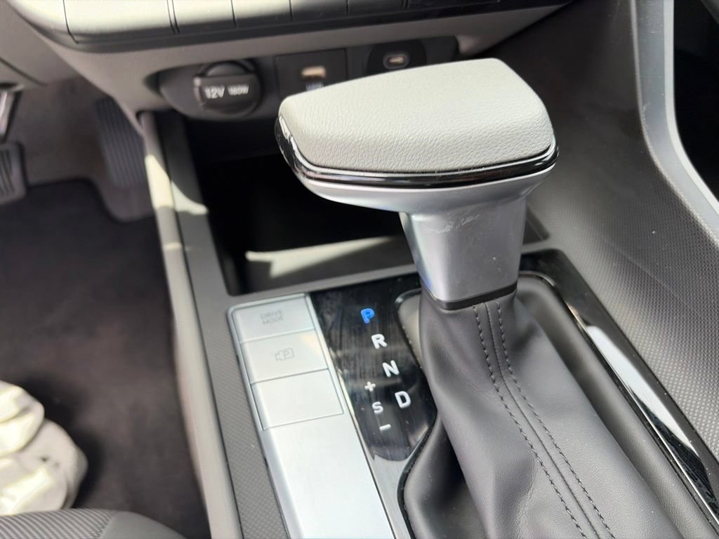 Used 2025 Hyundai Elantra SE FWD image 20