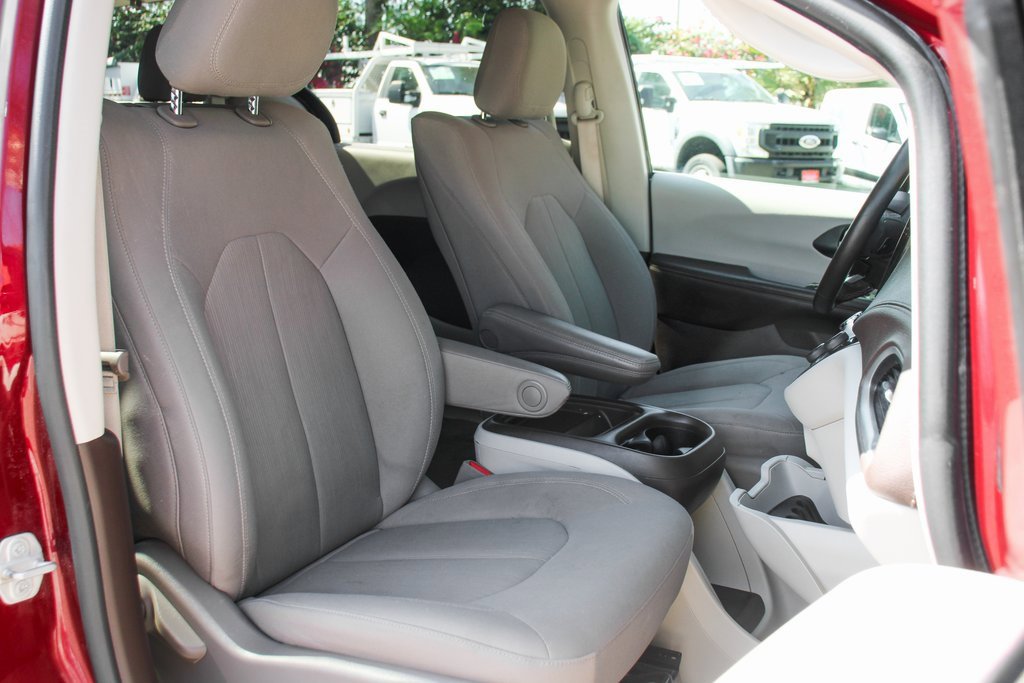 Used 2021 Chrysler Pacifica Touring w/ Uconnect Theater Family Group image 38