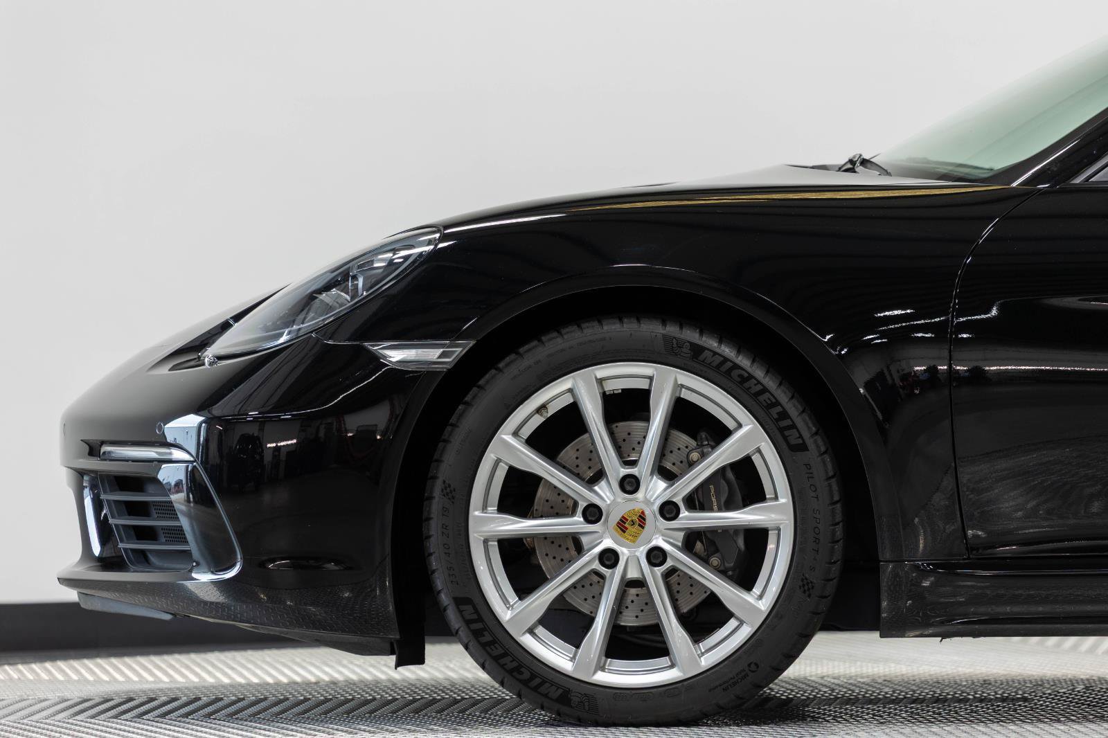 Used 2018 Porsche 718 Cayman RWD image 9