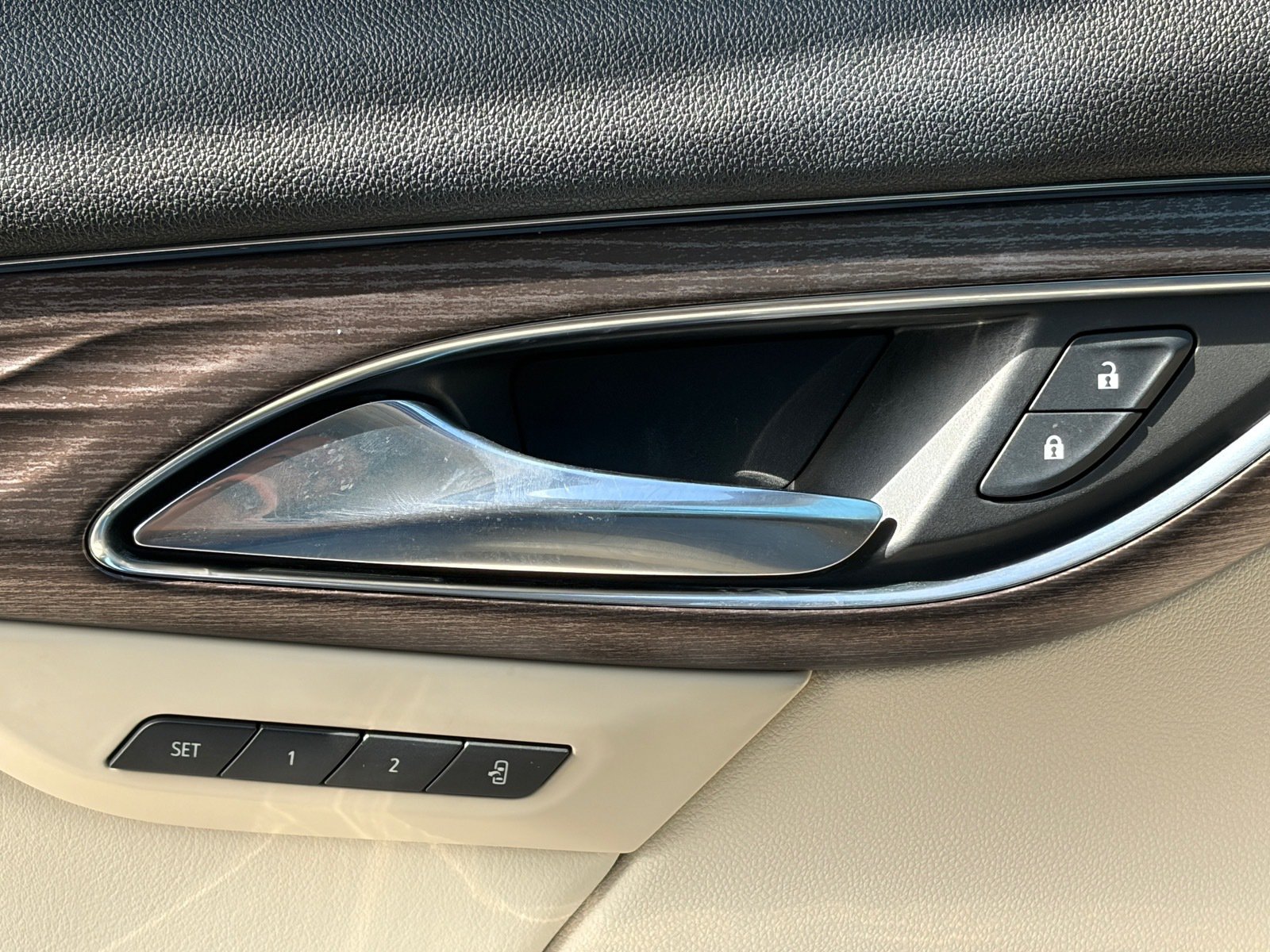 Used 2021 Buick Envision Avenir w/ Technology Package II FWD image 18
