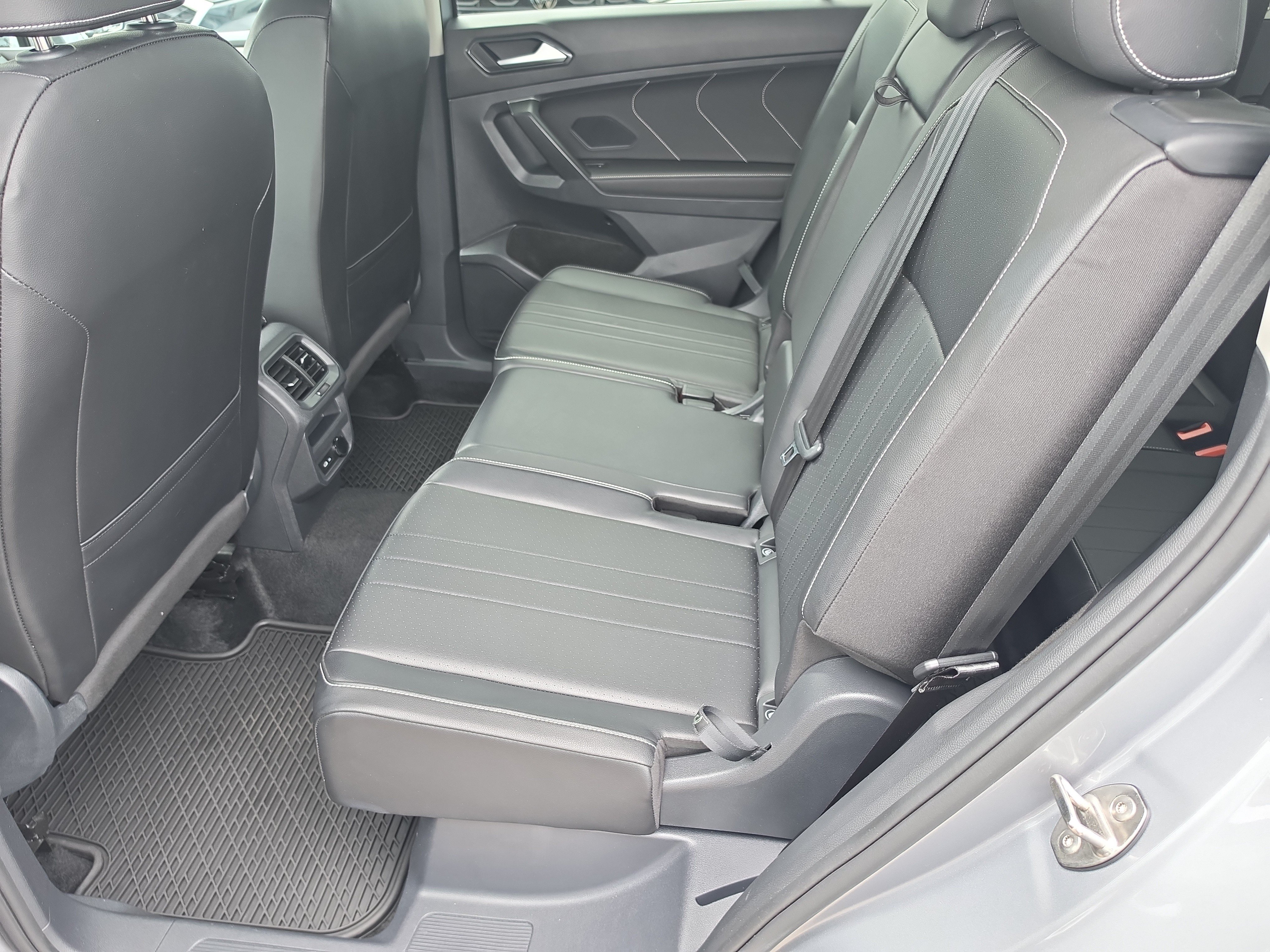 Used 2024 Volkswagen Tiguan SE FWD image 17