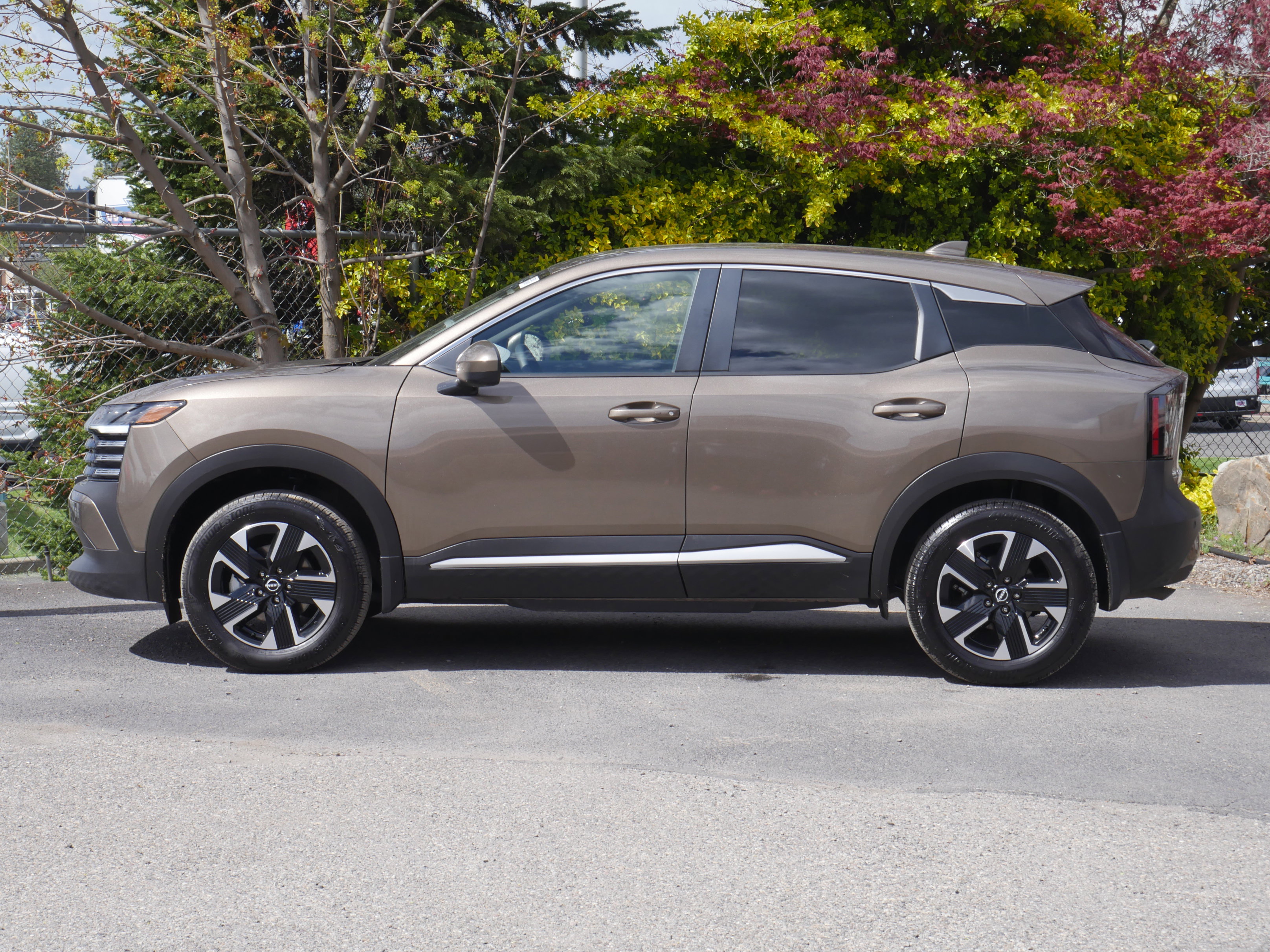 Used 2025 Nissan Kicks SV AWD/4WD image 12