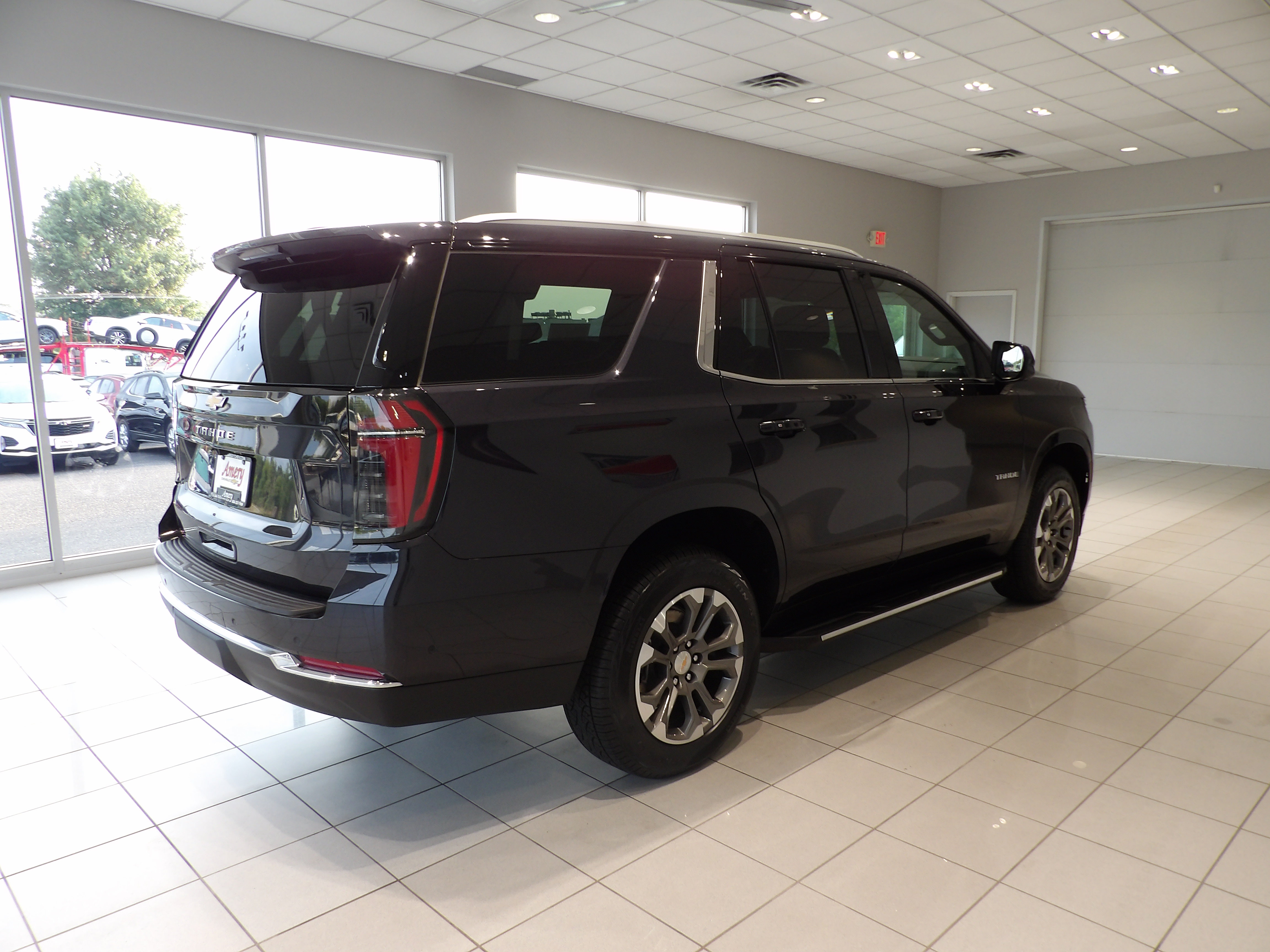 Used 2025 Chevrolet Tahoe LS AWD/4WD image 4