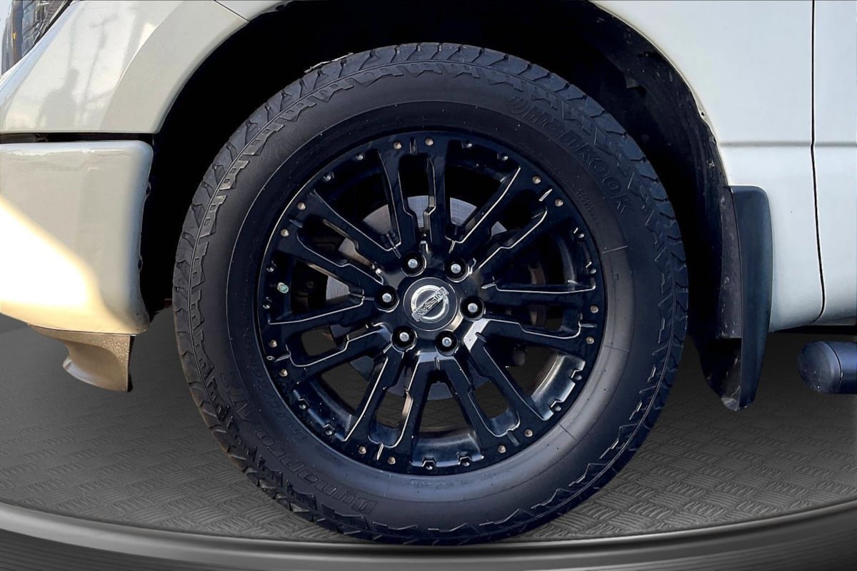 Used 2018 Nissan Titan SV w/ SV Convenience Package AWD/4WD image 9