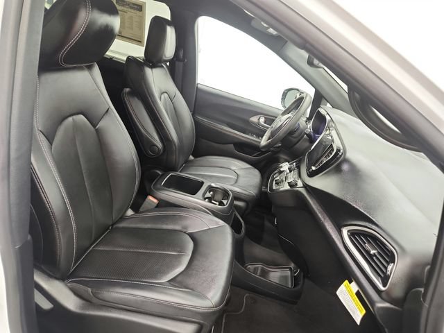 Used 2025 Chrysler Pacifica Select FWD image 29