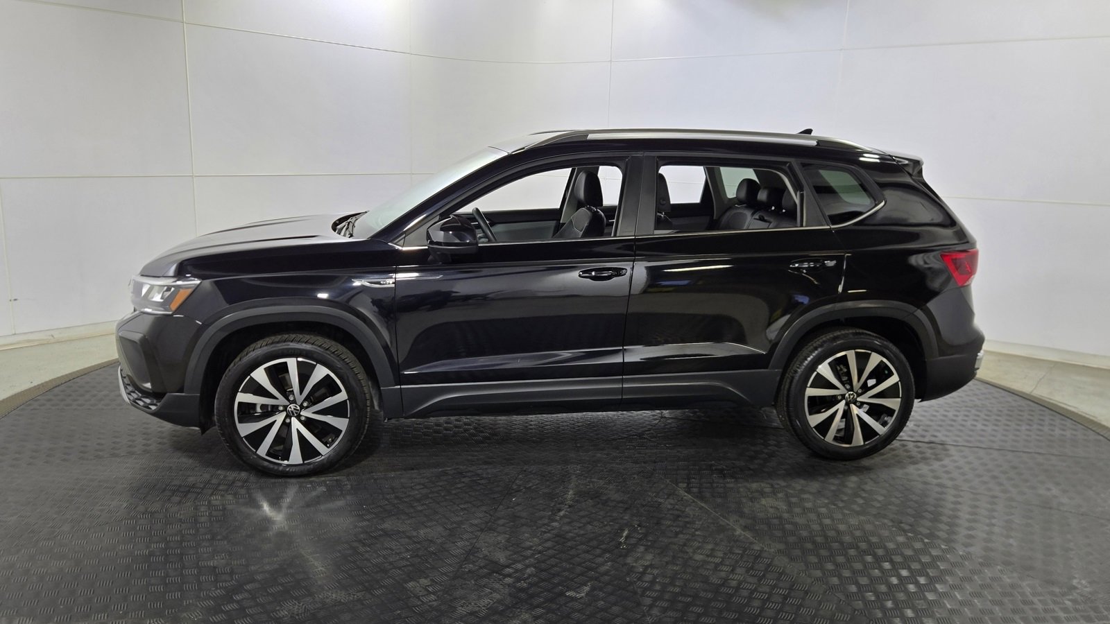 Used 2024 Volkswagen Taos SE image 4
