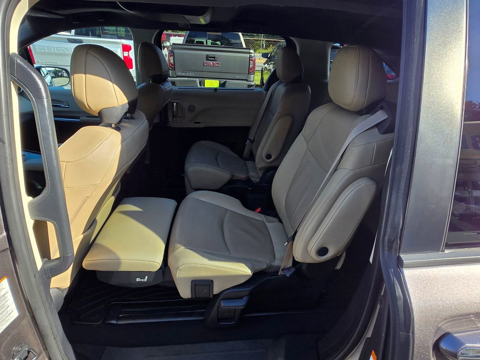 Used 2021 Toyota Sienna Limited image 14