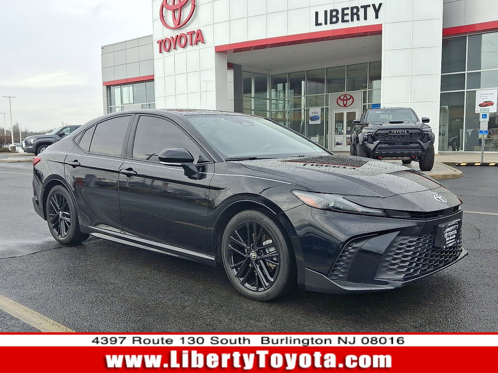 Used 2025 Toyota Camry SE image 1