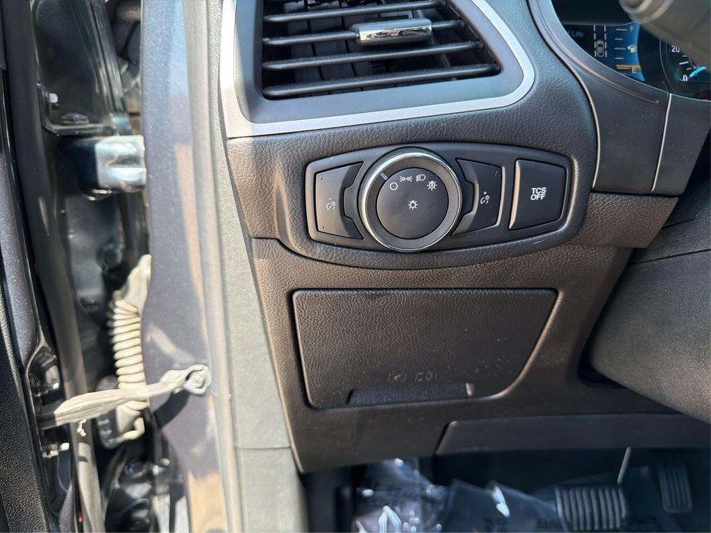 Used 2022 Ford Edge SE w/ Black Appearance Package image 18