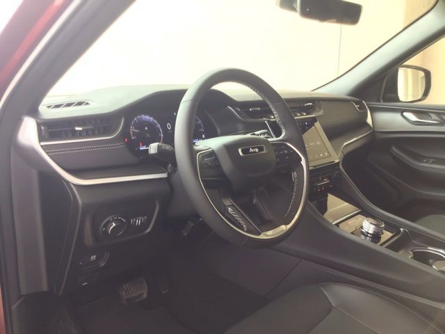 New 2025 Jeep Grand Cherokee Altitude image 11