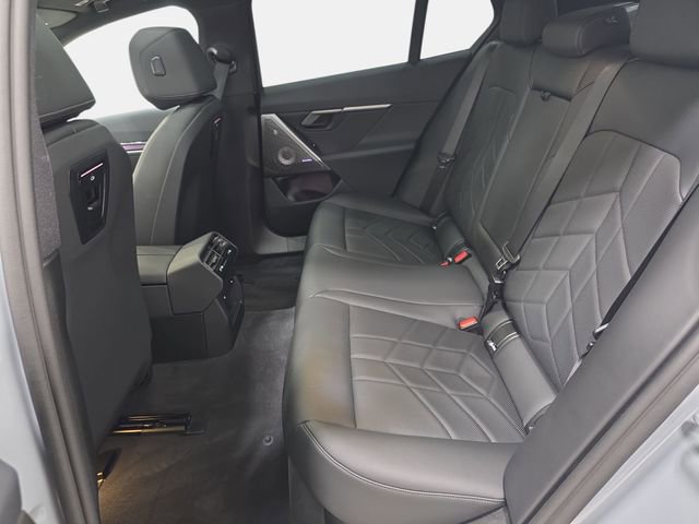 Certified 2025 BMW 550e xDrive w/ Premium Package image 11