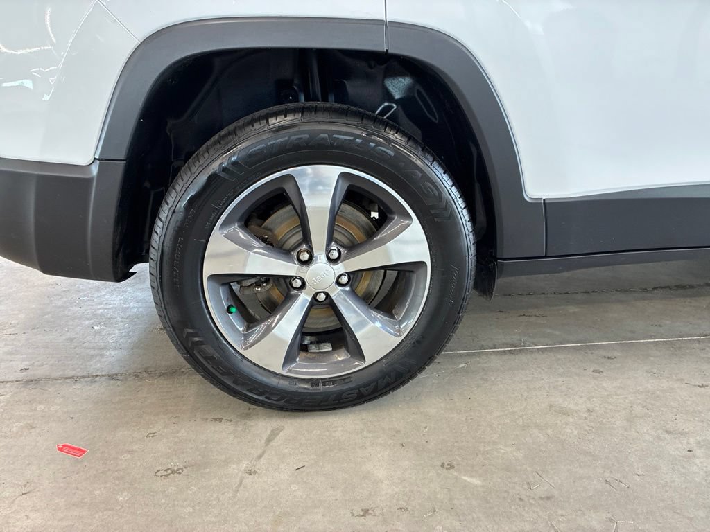 Used 2019 Jeep Cherokee Limited AWD/4WD image 12
