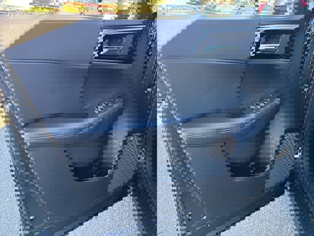 New 2025 Mitsubishi Outlander SE image 28