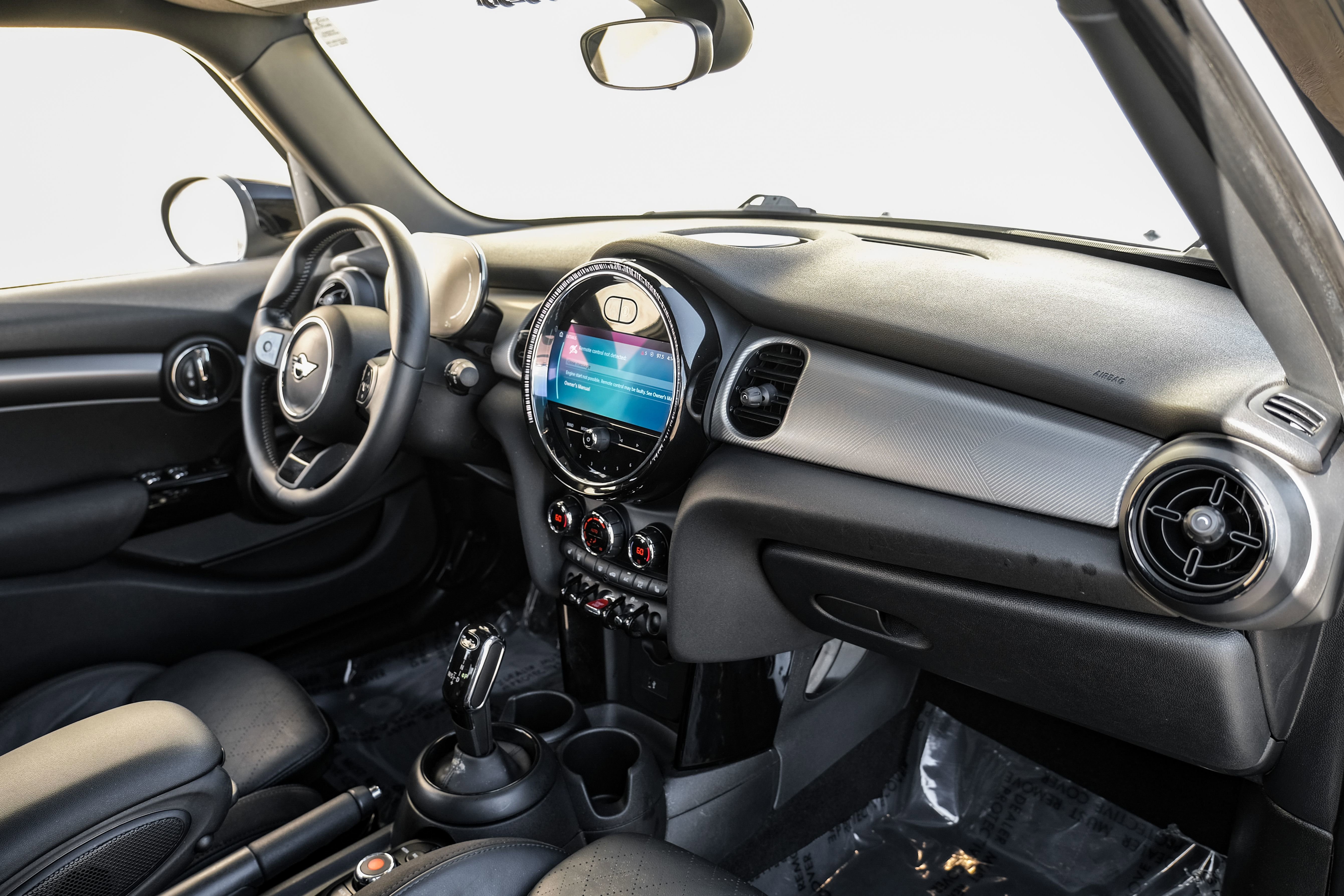 Used 2022 MINI Cooper 4-Door Hardtop w/ Signature Upholstery Package image 12