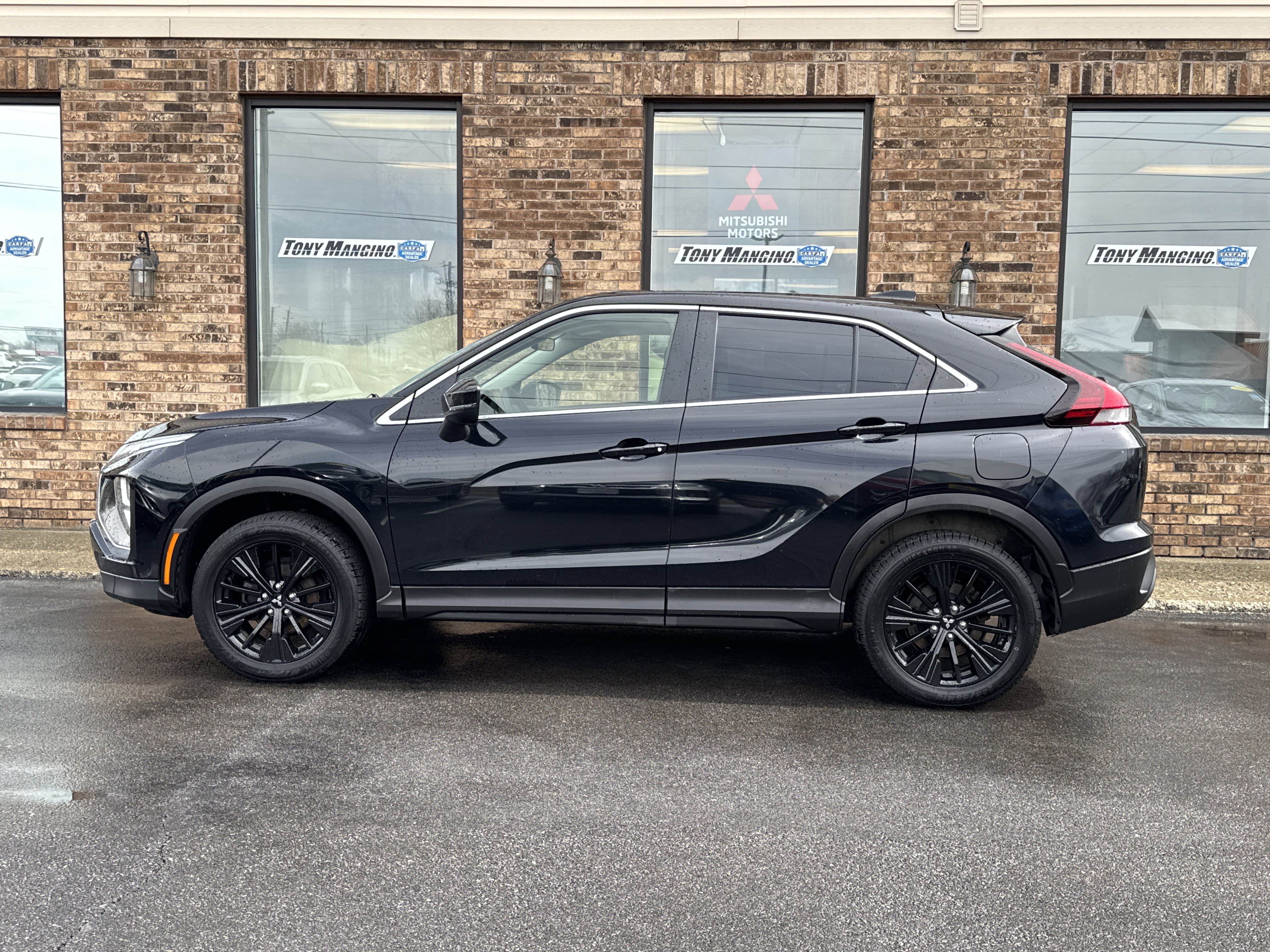 Used 2022 Mitsubishi Eclipse Cross LE image 2