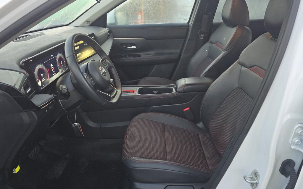 Used 2025 Nissan Kicks SR FWD image 8