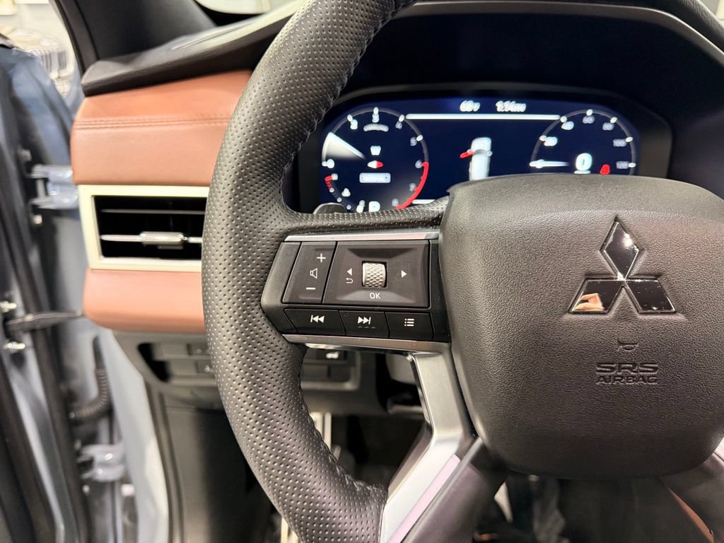 Used 2025 Mitsubishi Outlander SEL AWD/4WD image 13