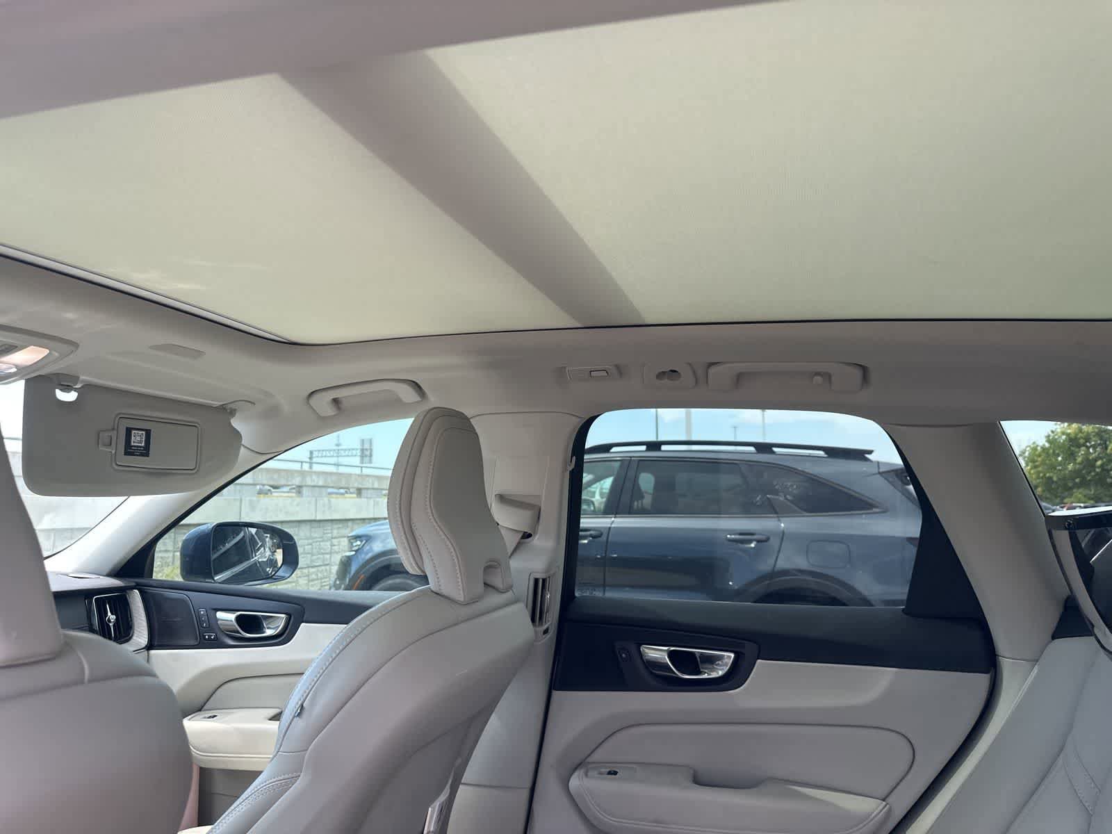Used 2023 Volvo XC60 B5 Ultimate w/ Climate Package FWD image 9