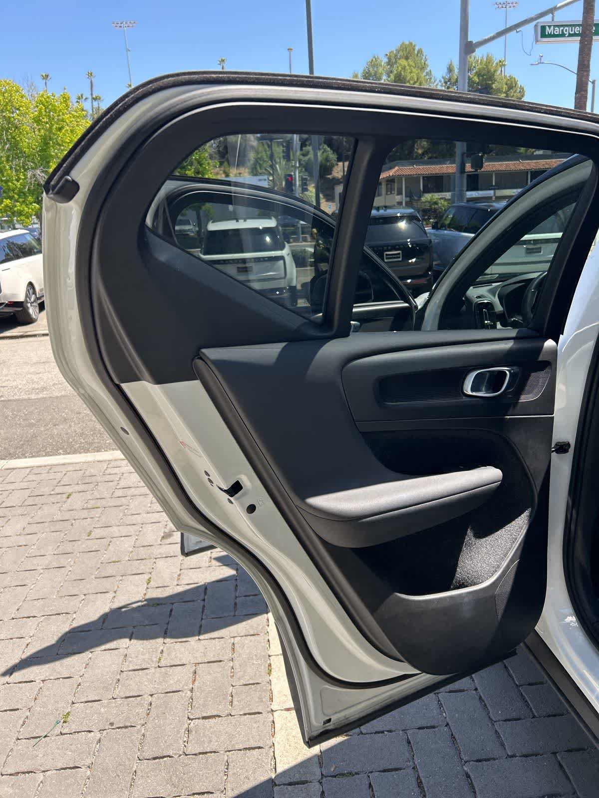Used 2019 Volvo XC40 T4 R-Design FWD image 19