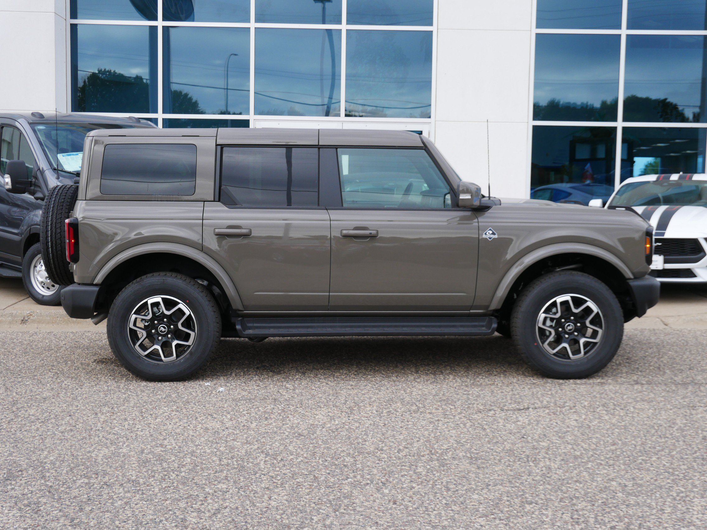 Used 2025 Ford Bronco Outer Banks AWD/4WD image 2