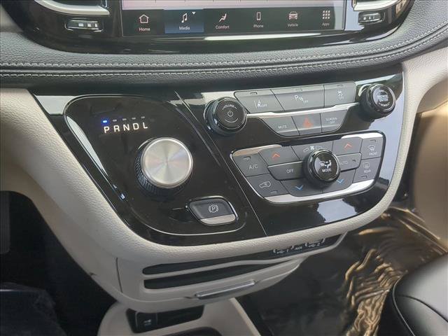 Used 2023 Chrysler Pacifica Touring-L FWD image 14