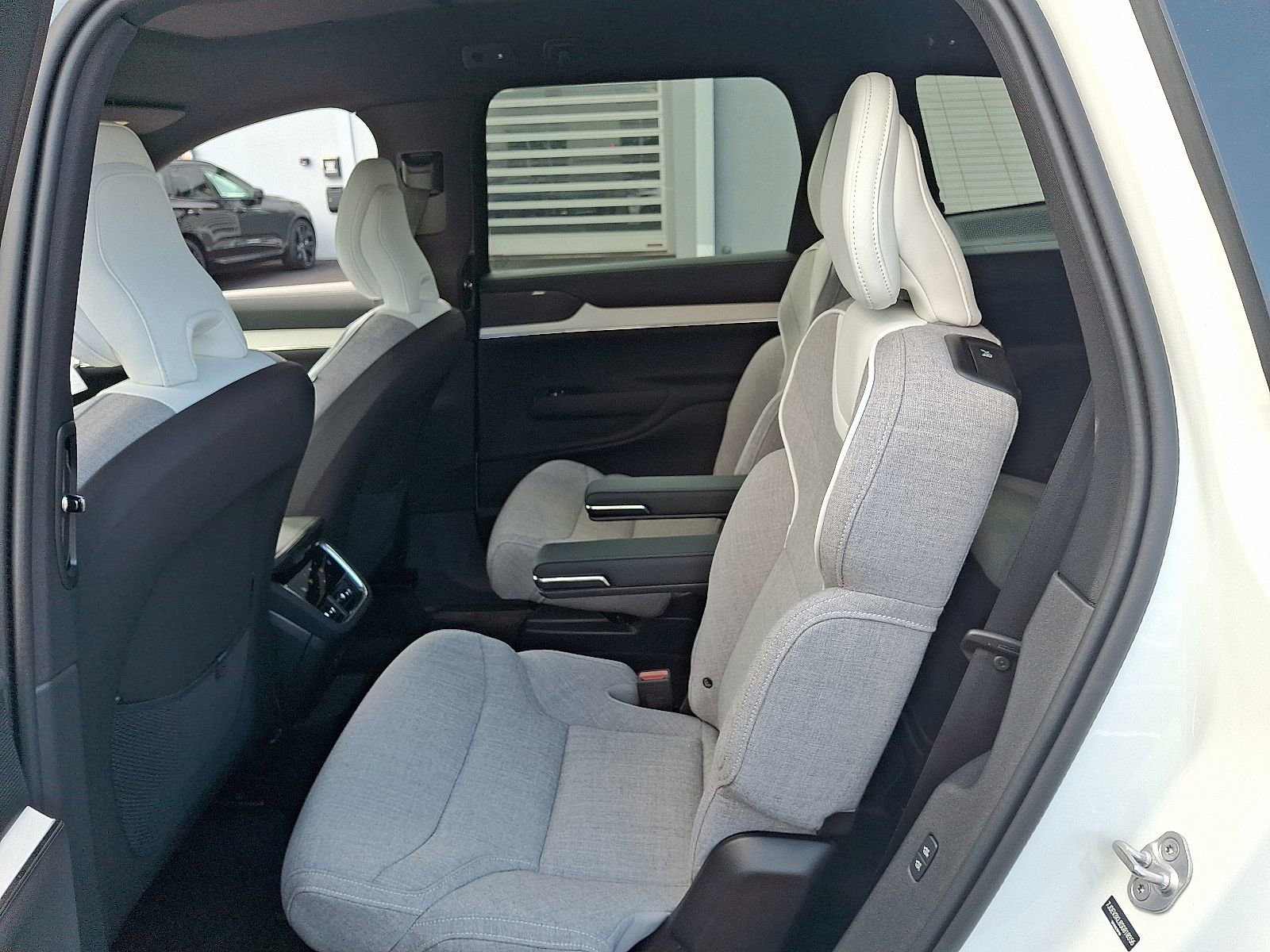 New 2025 Volvo EX90 Ultra image 10