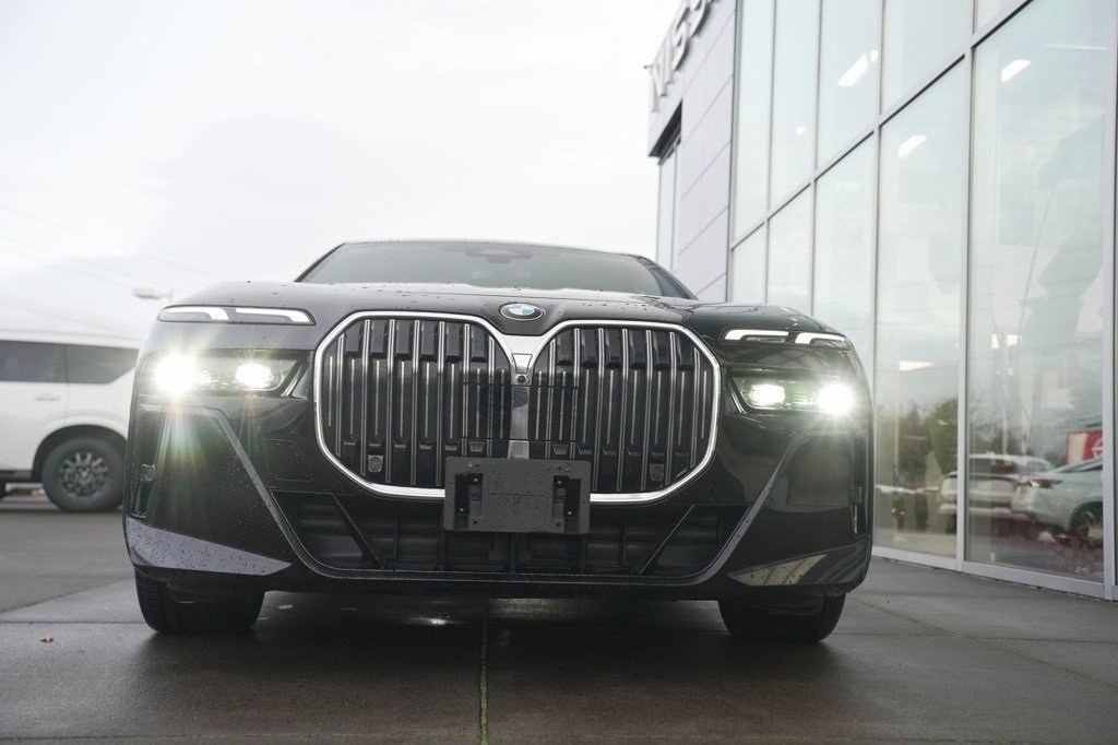 Used 2024 BMW 740i image 9