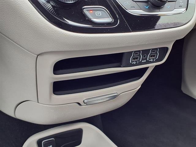 Used 2024 Chrysler Pacifica Touring-L FWD image 12