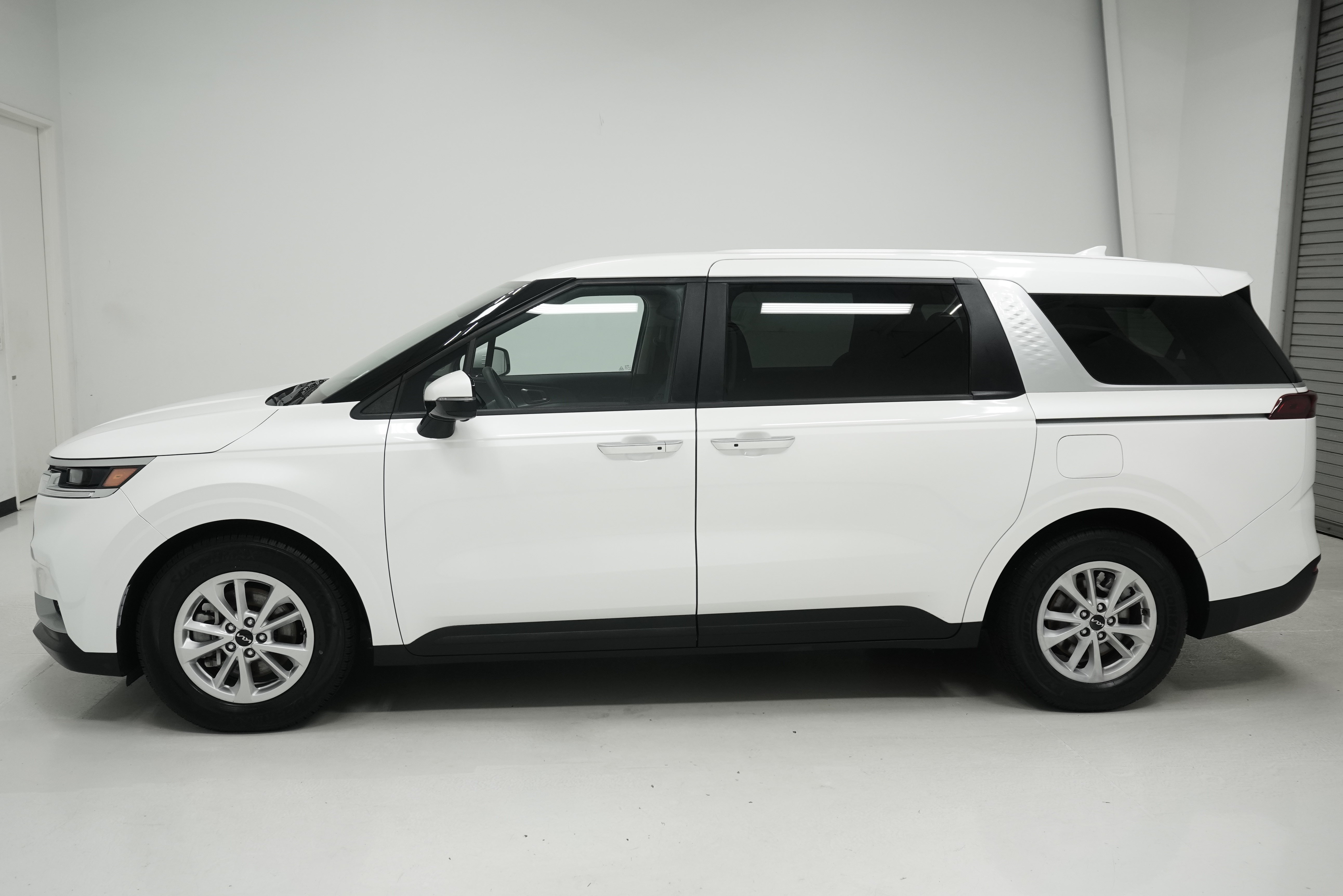 Used 2022 Kia Carnival LX FWD image 7