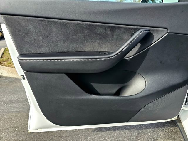 Used 2022 Tesla Model Y Long Range image 21