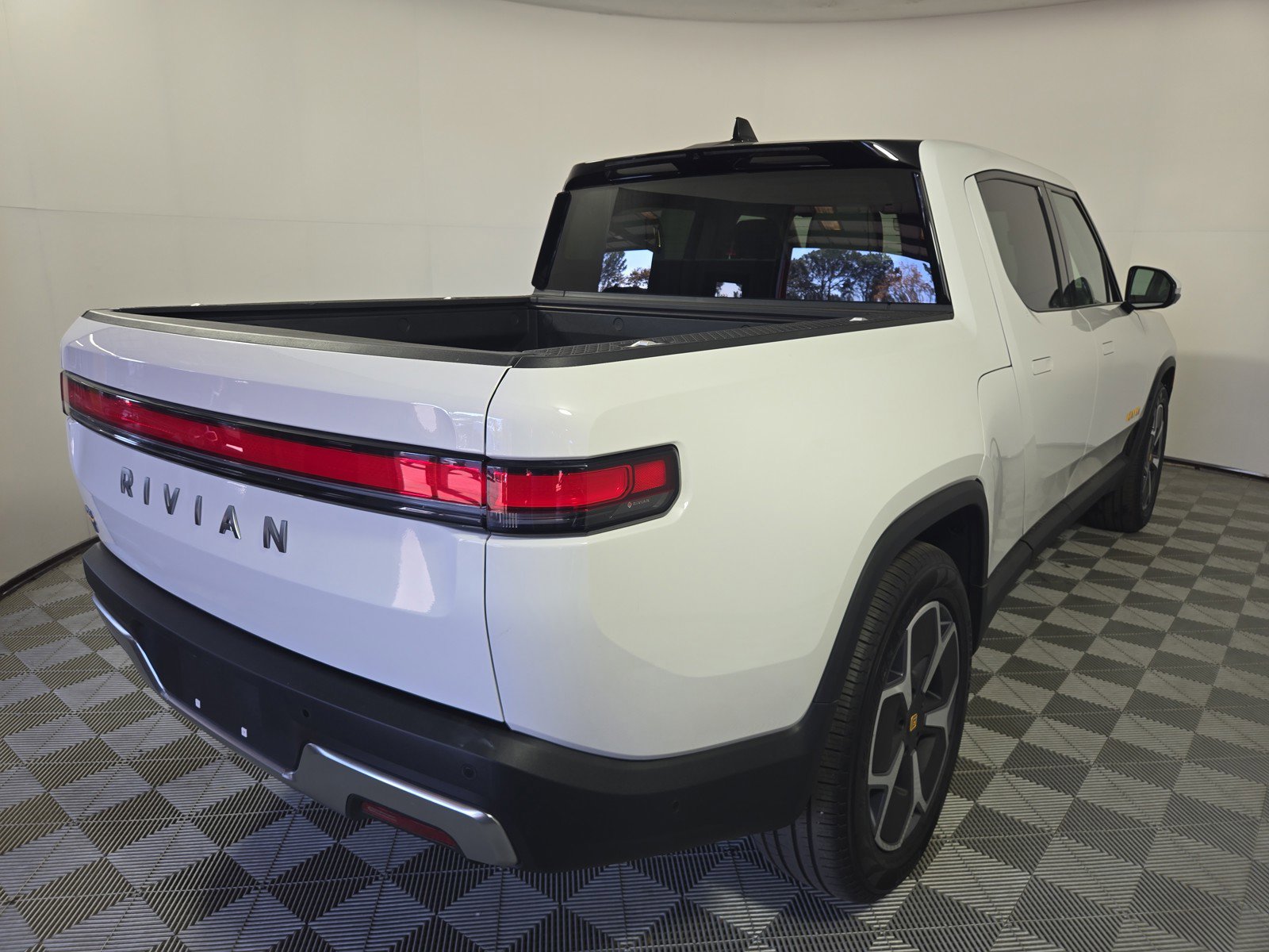 Used 2022 Rivian R1T Adventure image 5