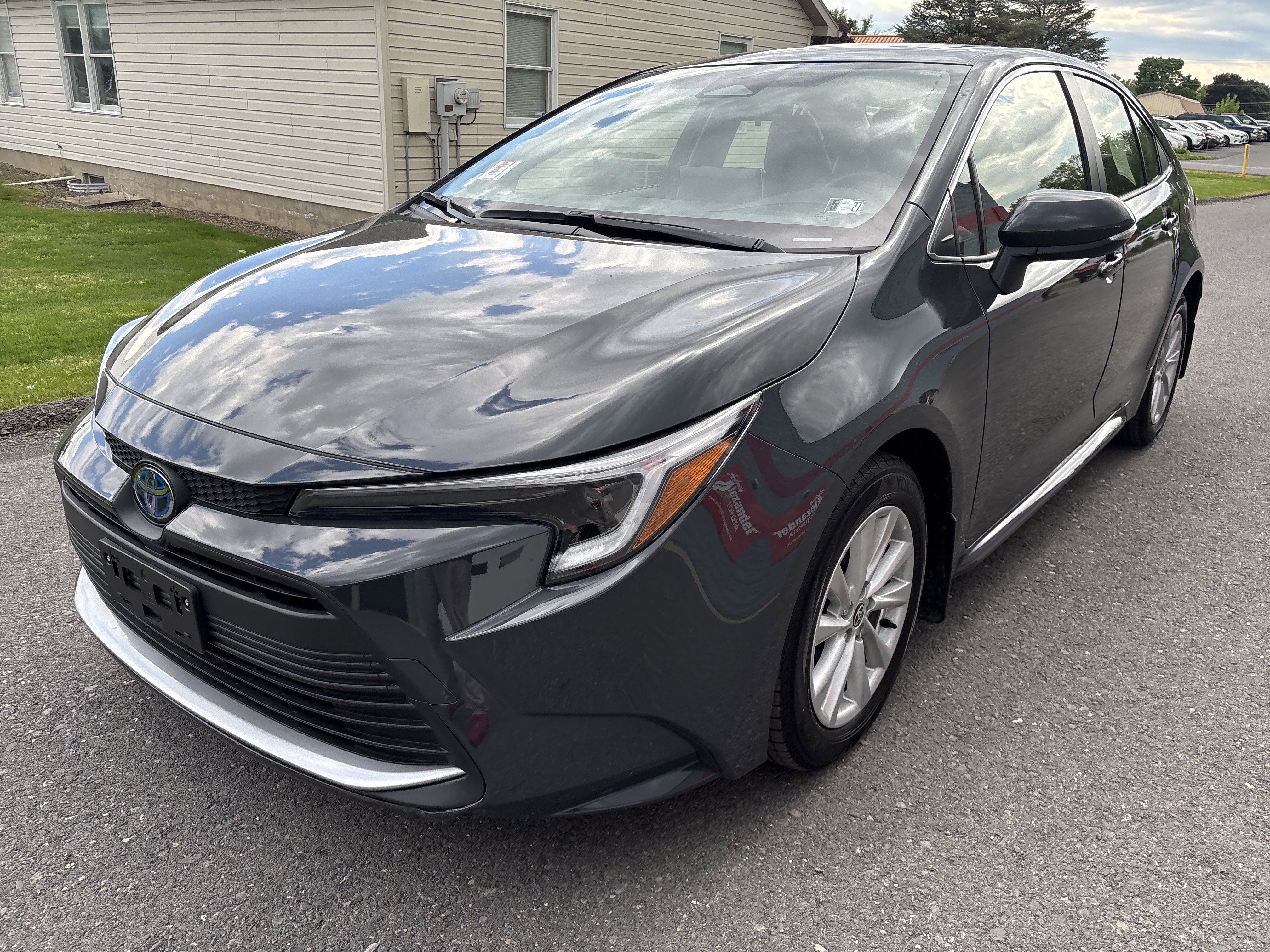 Certified 2025 Toyota Corolla XLE FWD image 8