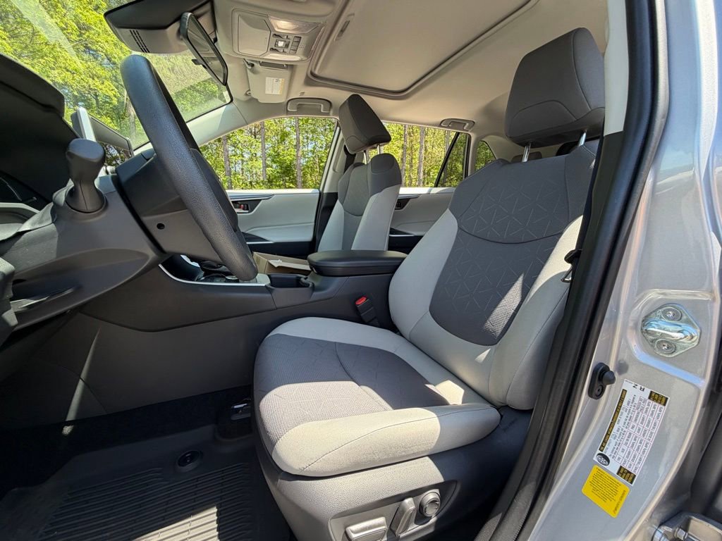 Used 2025 Toyota RAV4 XLE w/ Convenience Package image 5