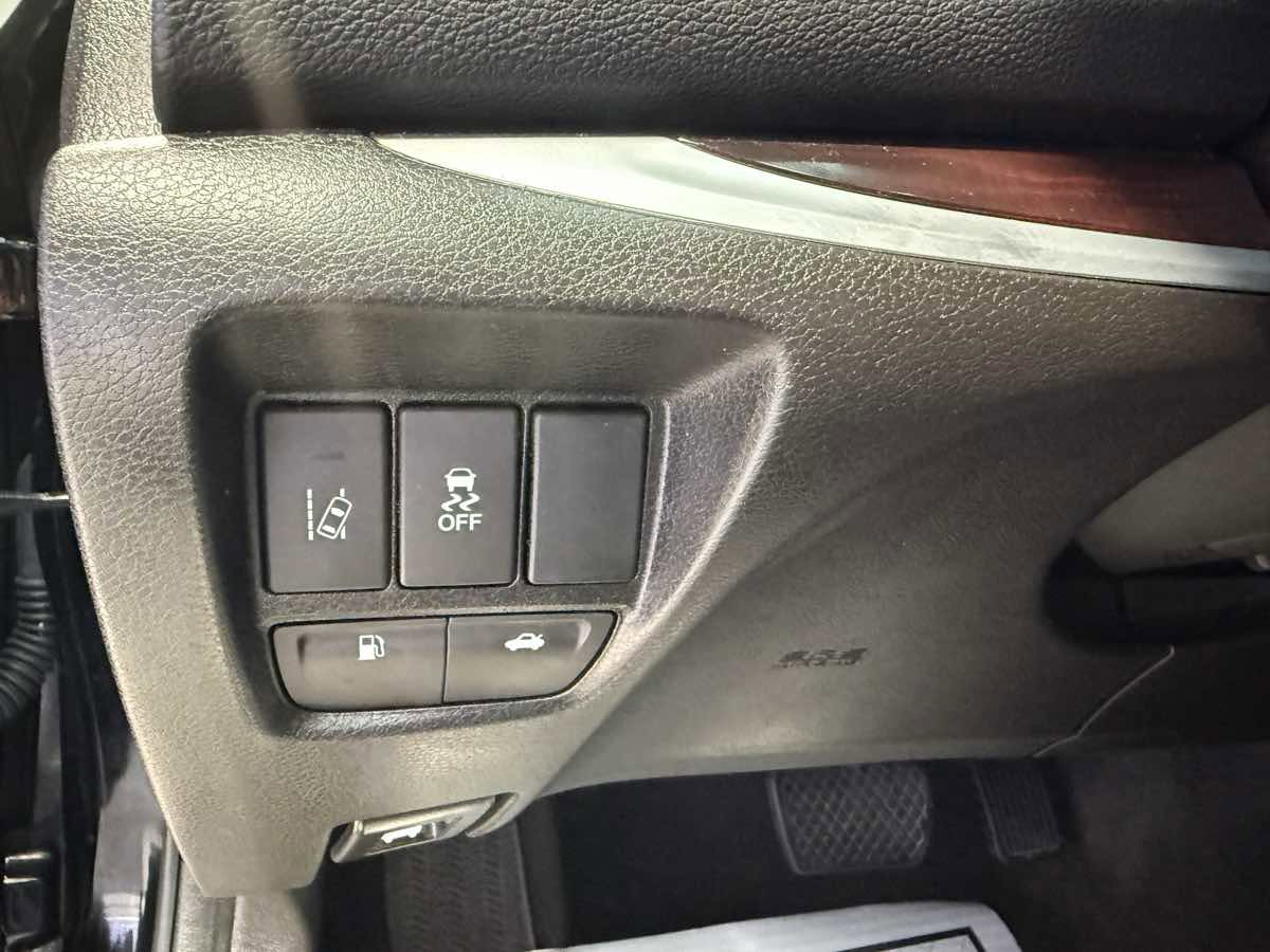 Used 2017 Acura TLX w/ Technology Package FWD image 37