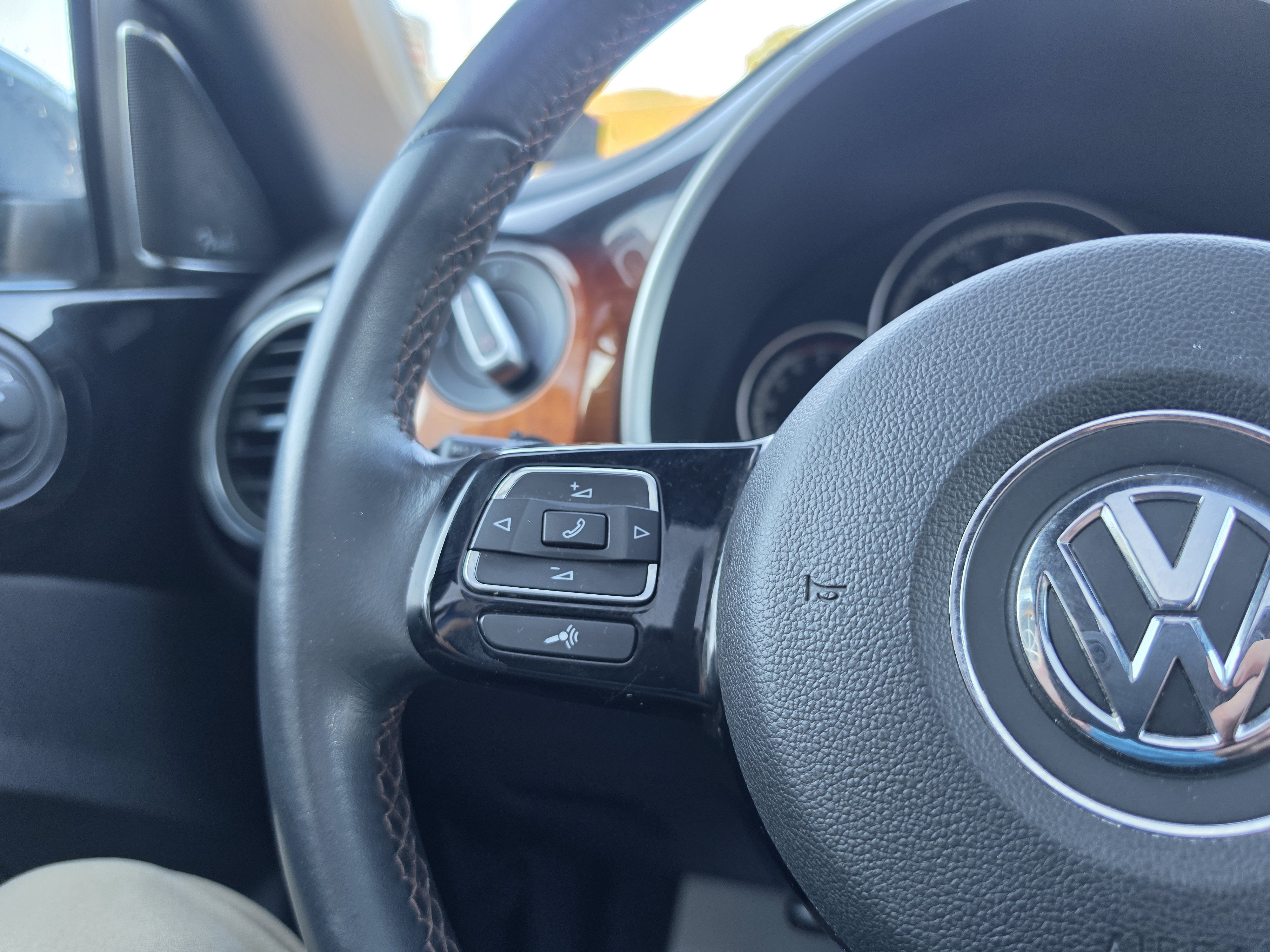 Used 2013 Volkswagen Beetle Turbo FWD image 19